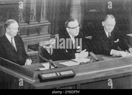 IL PRIMO MINISTRO CANADESE LESTER PEARSON APRE LA RIUNIONE DELLA NATO A OTTAWA / ; 22 MAGGIO 1963 Foto Stock