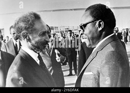 IMPERATORE HAILE SELASSIÉ D'ETIOPIA CON IL PRESIDENTE MAURICE YAMEOGO AD ADDIS ABEBA; 23 MAGGIO 1963 Foto Stock