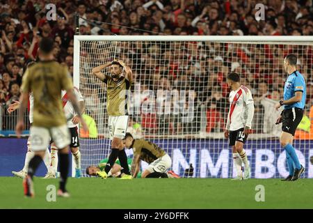 Buenos Aires, Argentina. 24 settembre 2024. Il difensore del Colo Colo Emiliano Amor (3rd.L) reagisce dopo che il portiere argentino del River Plate Franco Armani (Back-L) impedisce all'attaccante Guillermo Paiva (C) di segnare un gol durante i quarti di finale della CONMEBOL Copa Libertadores, allo stadio El Monumental di Buenos Aires, il 24 settembre 2024. Crediti: Alejandro Pagni/Alamy Live News crediti: Alejandro Pagni/Alamy Live News Foto Stock