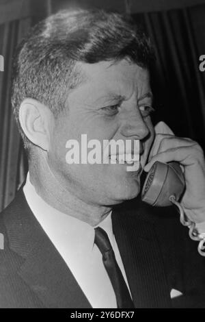 IL PRESIDENTE AMERICANO JOHN F KENNEDY SI CONGRATULA CON L'ASTRONAUTA GORDON COOPER A WASHINGTON / ; 19 MAGGIO 1963 Foto Stock