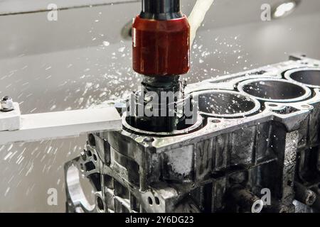Lavoro della macchina per levigatura cilindri. Foratura diamantata dei dettagli dell'auto su una macchina CNC. Foto Stock