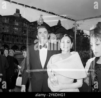 9 MAGGIO 1963 GREGORY PECK E AVA GARDNER PARTECIPANO ALLA PRIMA CINEMATOGRAFICA EUROPEA REALE DI - TO KILL A MOCKINGBIRD - ALL'ODEON, LEICESTER SQUARE, LONDRA, INGHILTERRA. Foto Stock