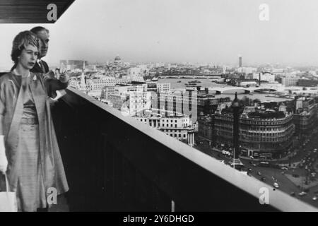 LA REGINA ELISABETTA II APRE LA NUOVA ZELANDA HOUSE A LONDRA; 9 MAGGIO 1963 Foto Stock