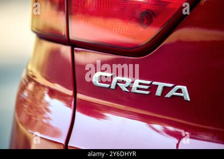 Minsk, Bielorussia - 18 settembre 2024: Hyundai Creta Premium di prima generazione pre-facelift SUV 2014 2021 rosso dettagli metallici etichetta logo badge posteriore Foto Stock