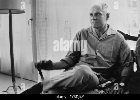 LO SCRITTORE ITALIANO ALBERTO MORAVIA ALLA CONFERENZA DI AUTORI E SCRITTORI IN GRECIA; 6 MAGGIO 1963 Foto Stock