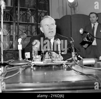 IL PRIMO MINISTRO CANADESE LESTER PEARSON ALLA CONFERENZA STAMPA A LONDRA / ; 3 MAGGIO 1963 Foto Stock