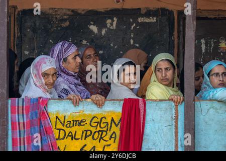 Le elettori del Kashmir attendono in coda per votare fuori dal seggio elettorale durante la seconda fase delle elezioni dell'assemblea del Jammu e del Kashmir a Budgam, a sud-ovest di Srinagar. Queste sono le prime elezioni dell'assemblea locale in un decennio e le prime da quando nuova Delhi ha revocato lo status semi-autonomo della regione nel 2019, ponendola sotto il dominio diretto. Quasi nove milioni di persone sono registrate per votare nella regione contesa, tradizionalmente nota per i boicottaggi contro il governo indiano. (Foto di Faisal Bashir/SOPA Images/Sipa USA) Foto Stock