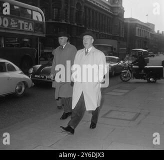 IL PRIMO MINISTRO CANADESE LESTER PEARSON CAMMINA A WHITEHALL A LONDRA / ; 2 MAGGIO 1963 Foto Stock