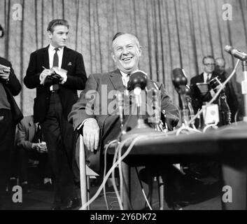 IL PRIMO MINISTRO CANADESE LESTER PEARSON CON LA STAMPA A LONDRA / ; 1 MAGGIO 1963 Foto Stock