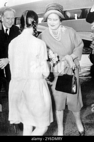 ELISABETTA LA REGINA MADRE RICEVE UN CALOROSO BENVENUTO IN FRANCIA; 18 APRILE 1963 Foto Stock