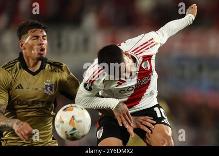 Buenos Aires, Argentina. 24 settembre 2024. Il centrocampista argentino del River Plate Manuel Lanzini (R) si batte per il pallone con il difensore del Colo del Cile Alan Saldivia durante i quarti di finale della CONMEBOL Copa Libertadores, allo stadio El Monumental di Buenos Aires, il 24 settembre 2024. Crediti: Alejandro Pagni/Alamy Live News Foto Stock