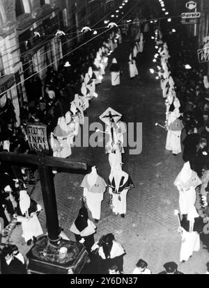 MEMBRO INCAPPUCCIATO DI UNA PROCESSIONE ALLE CERIMONIE DI PASQUA A CHIETI, ITALIA - 15 APRILE 1963 Foto Stock