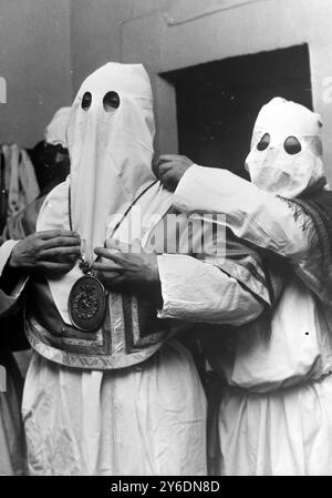 MEMBRO INCAPPUCCIATO DI UNA PROCESSIONE ALLE CERIMONIE DI PASQUA A CHIETI, ITALIA - 15 APRILE 1963 Foto Stock