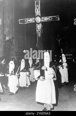 MEMBRO INCAPPUCCIATO DI UNA PROCESSIONE ALLE CERIMONIE DI PASQUA A CHIETI, ITALIA - 15 APRILE 1963 Foto Stock