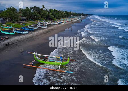 Indonesia, Isola di Bali, pesca tradizionale sulla spiaggia di Perancak Foto Stock