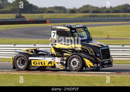 Stuart Oliver nel Team Oliver Racing Volvo VNL durante la gara di Snetterton British Truck Racing Championship 2023, Norfolk, Regno Unito. Foto Stock