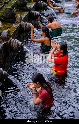 Indonesia, Bali, dintorni di Ubud, tempio pura Tirta Empul, bagni nella sorgente sacra di Tampaksiring Foto Stock