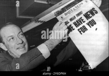 IL 1° APRILE 1963 IL SINDACO ROBERT WAGNER STABILISCE LO SCIOPERO DEI 114 GIORNI DEI GIORNALI MENTRE LE PRESSE RICOMINCIANO A GIRARE A NEW YORK, USA. Foto Stock