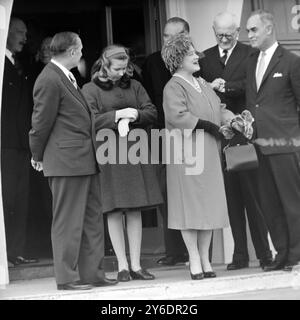 ELIZABETH LA REGINA MADRE PARLA CON UN FUNZIONARIO ALL'AEROPORTO DI LONDRA; 28 MARZO 1963 Foto Stock