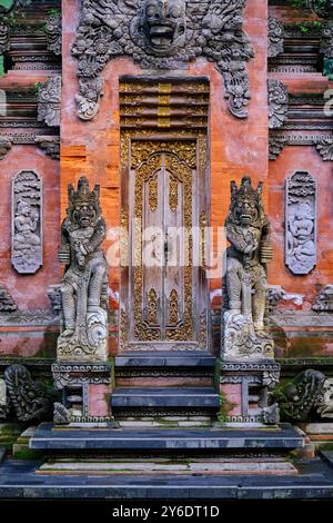 Indonesia, Bali, dintorni di Ubud, tempio pura Tirta Empul, bagni nella sorgente sacra di Tampaksiring Foto Stock