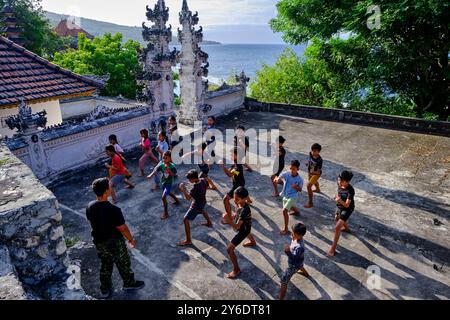 Indonesia, Bali, Nusa Penida, allenamento di karate nel tempio Segara Yeh Ulakan Foto Stock