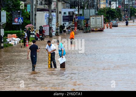 Chiang mai, Thailandia. 25 settembre 2024. I funzionari del Royal Irrigation Department stanno misurando il livello dell'acqua in una strada allagata nell'area di Chang Khlan a causa del fiume Ping che trabocca nelle aree urbane dopo continue piogge a Chiang mai. Le inondazioni nell'area urbana di Chiang mai, specialmente nel distretto di Chang Khlan, sono il risultato di diversi giorni consecutivi di forti precipitazioni, che hanno causato l'innalzamento del livello dell'acqua nel fiume Ping e il suo traboccamento. Le acque alluvionali hanno inondato case e diverse strade. Le autorità stanno ora lavorando per drenare l'acqua e stanno monitorando da vicino Foto Stock
