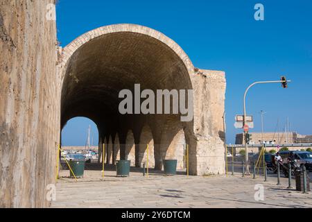 Arsenali di Heraklion, vista dell'arsenale veneziano del XVI secolo - capannoni delle navi - situato nell'area del porto veneziano della città vecchia di Heraklion, Creta. Foto Stock
