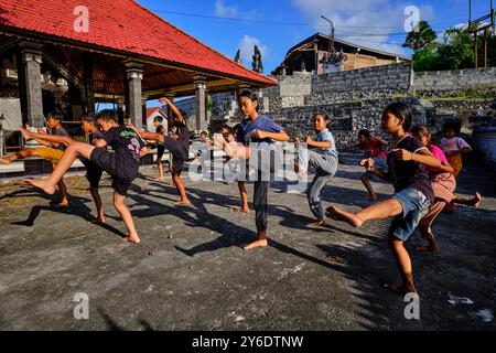 Indonesia, Bali, Nusa Penida, allenamento di karate nel tempio Segara Yeh Ulakan Foto Stock