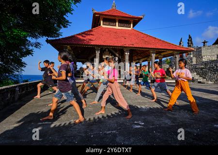 Indonesia, Bali, Nusa Penida, allenamento di karate nel tempio Segara Yeh Ulakan Foto Stock