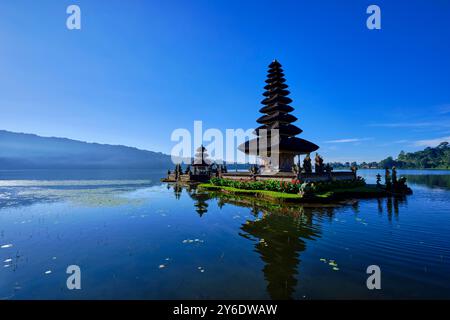 Indonesia, Bali, Bedugul, tempio Ulun Danu sul lago Bratan Foto Stock