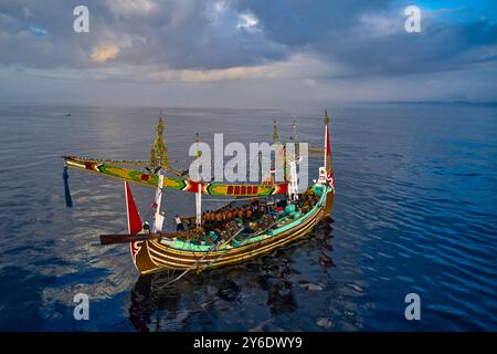 Indonesia, isola di Bali, villaggio di Perancak, barca da pesca riccamente decorata che pesca in mare Foto Stock