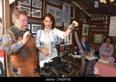 Günter Uitz, Kirtagsdruck, Karoline Edtstadler, Bundesministerin, Rupertikirtag, 2024, Salisburgo, Manfred Siebinger *** Günter Uitz, Kirtagsdruck, Karoline Edtstadler, Ministro federale, Rupertikirtag, 2024, Salisburgo, Manfred Siebinger Foto Stock