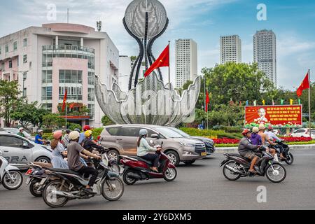 Ingorgo di motociclette sulla rotatoria di Nha Trang Vietnam. Ingorgo di traffico durante il giorno. Paesaggio urbano della città di Nha Trang con molti motorbi Foto Stock