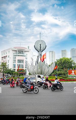 Ingorgo di motociclette sulla rotatoria di Nha Trang Vietnam. Ingorgo di traffico durante il giorno. Paesaggio urbano della città di Nha Trang con molti motorbi Foto Stock