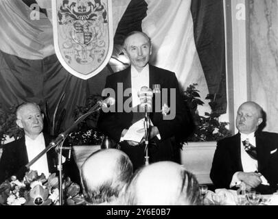 MINISTRO DEGLI ESTERI BRITANNICO, LORD HOME, CON DOUGLAS A A WEBB E ANDRE DEQUADE A BRUXELLES /; 9 FEBBRAIO 1963 Foto Stock