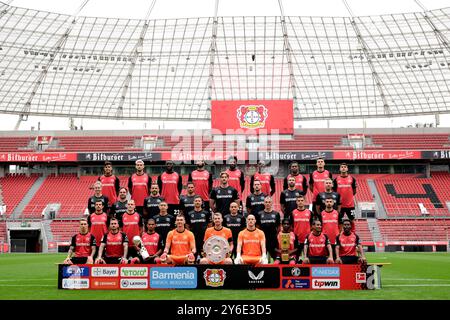 25 settembre 2024, Renania settentrionale-Vestfalia, Leverkusen: Il team di Leverkusen si riunisce per la foto del team. 1a fila da sinistra: Alejandro Grimaldo, Aleix Garcia, Amine Adli, portiere Matej Kovar, portiere Lukas Hradecky, portiere Niklas Lomb, Jeremie Frimpong, Arthur e Nathan Tella. 2a fila da sinistra: Mascotte Brian the Lion, Jonas Hofmann, Florian Wirtz, Alberto Encinas, assistente allenatore, Coach Xabi Alonso, Sebastian Parrilla, assistente allenatore, David Thiel, portiere allenatore, Granit Xhaka, Martin Terrier. Terza fila da sinistra: Prisca Volmary, scienziato sportivo, Daniel Jouvin, allenatore di atletica leggera Foto Stock