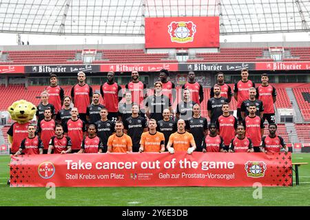 25 settembre 2024, Renania settentrionale-Vestfalia, Leverkusen: Il team di Leverkusen si riunisce per la foto del team. 1a fila da sinistra: Alejandro Grimaldo, Aleix Garcia, Amine Adli, portiere Matej Kovar, portiere Lukas Hradecky, portiere Niklas Lomb, Jeremie Frimpong, Arthur e Nathan Tella. 2a fila da sinistra: Mascotte Brian the Lion, Jonas Hofmann, Florian Wirtz, Alberto Encinas, assistente allenatore, Coach Xabi Alonso, Sebastian Parrilla, assistente allenatore, David Thiel, portiere allenatore, Granit Xhaka, Martin Terrier. Terza fila da sinistra: Prisca Volmary, scienziato sportivo, Daniel Jouvin, allenatore di atletica leggera Foto Stock