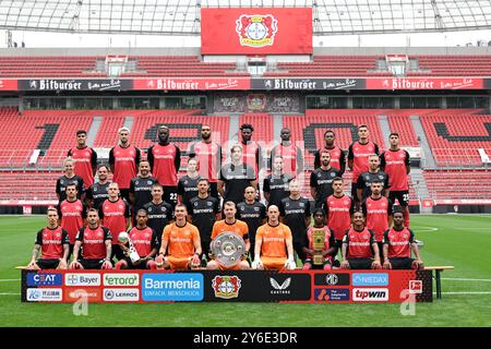25 settembre 2024, Renania settentrionale-Vestfalia, Leverkusen: Il team di Leverkusen si riunisce per la foto del team. 1a fila da sinistra: Alejandro Grimaldo, Aleix Garcia, Amine Adli, portiere Matej Kovar, portiere Lukas Hradecky, portiere Niklas Lomb, Jeremie Frimpong, Arthur e Nathan Tella. 2a fila da sinistra: Mascotte Brian the Lion, Jonas Hofmann, Florian Wirtz, Alberto Encinas, assistente allenatore, Coach Xabi Alonso, Sebastian Parrilla, assistente allenatore, David Thiel, portiere allenatore, Granit Xhaka, Martin Terrier. Terza fila da sinistra: Prisca Volmary, scienziato sportivo, Daniel Jouvin, allenatore di atletica leggera Foto Stock