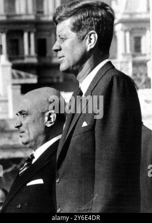 US AMERICAN PRESIDENTIDENT JOHN F KENNEDY JFK CON L'ITALIANO PREMIER AMINTORE FANFANI A WASHINGTON / ; 17 GENNAIO 1963 Foto Stock