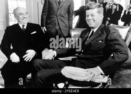 ITALIAN PREMIER AMINTORE FANFANI CON US AMERICAN PRESIDENTIDENT JOHN F KENNEDY JFK CON PRES A WASHINGTON / ; 17 GENNAIO 1963 Foto Stock