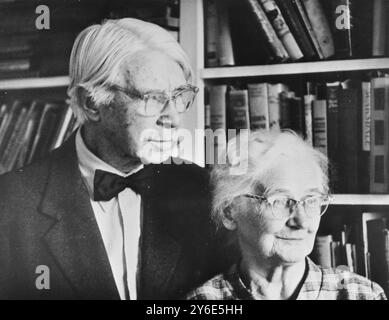 CARL SANDBURG CON LA MOGLIE LILLIAN A CASA A FLAT ROCK, CAROLINA; 8 GENNAIO 1963 Foto Stock