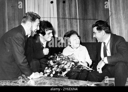 CANTANTE FRANCESE EDITH PIAF MARITO THEO SARAPO BOUQUET ROTTERDAM ; 31 DICEMBRE 1962 Foto Stock