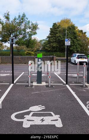 Punto di ricarica per veicoli elettrici Blink presso il parcheggio Forum di Billingham, Inghilterra, Regno Unito Foto Stock