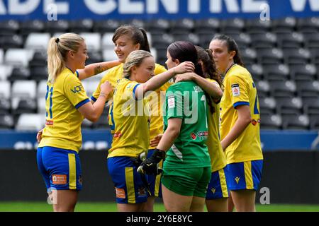 Swansea, Galles. 22 settembre 2024. Le giocatrici del Barry Town United celebrano il loro pareggio senza reti dopo la partita di Premier Genero Adran tra Swansea City Women e Barry Town United Women al Swansea.com Stadium di Swansea, Galles, Regno Unito, il 22 settembre 2024. Crediti: Duncan Thomas/Majestic Media. Foto Stock