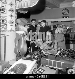 HAYLEY MILLS WITHERS TONY DISK JOCKEY SHOPPING ; 11 DICEMBRE 1962 Foto Stock