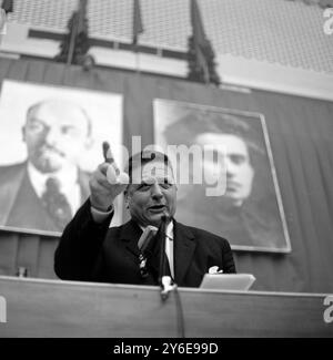 GIORGIO AMENDOLA ALLA RIUNIONE DEL PARTITO COMUNISTA ITALIANO A ROMA - POSTER DI LENIN ; 8 DICEMBRE 1962 Foto Stock