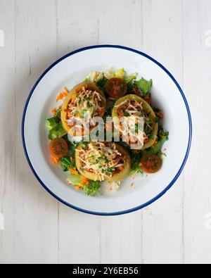 Patate al forno ripiene di carne e cotte al forno. Tavolo con vista dall'alto e decorazioni. Foto Stock