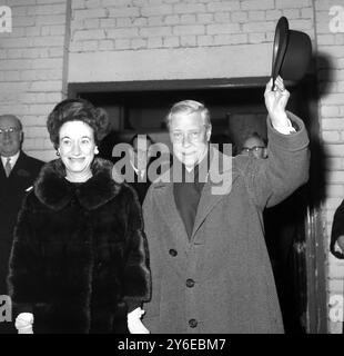 22 NOVEMBRE 1962 IL DUCA E LA DUCHESSA DI WINDSOR ARRIVANO ALLA STAZIONE VICTORIA PER IL LORO ANNUALE VIAGGIO DI SHOPPING NATALIZIO A LONDRA, INGHILTERRA. Foto Stock