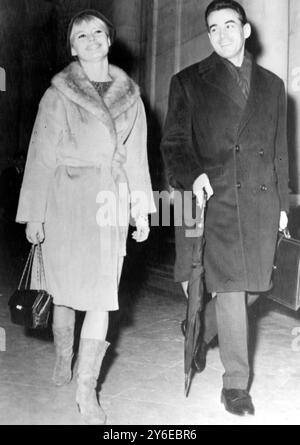 L'ATTRICE FRANCESE BRIGITTE BARDOT NELLA CAUSA PARIGINA CON GEORGES BADINTER G /; 21 NOVEMBRE 1962 Foto Stock