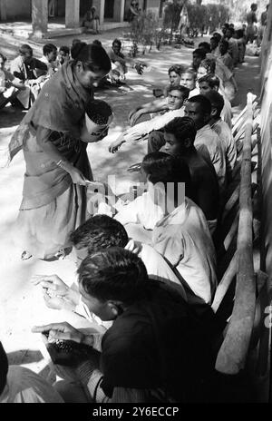 LE RECLUTE DELL'ESERCITO ATTENDONO UN ESAME FISICO A NUOVA DELHI - GUERRA INDO CINA DISPUTA ; 16 NOVEMBRE 1962 Foto Stock